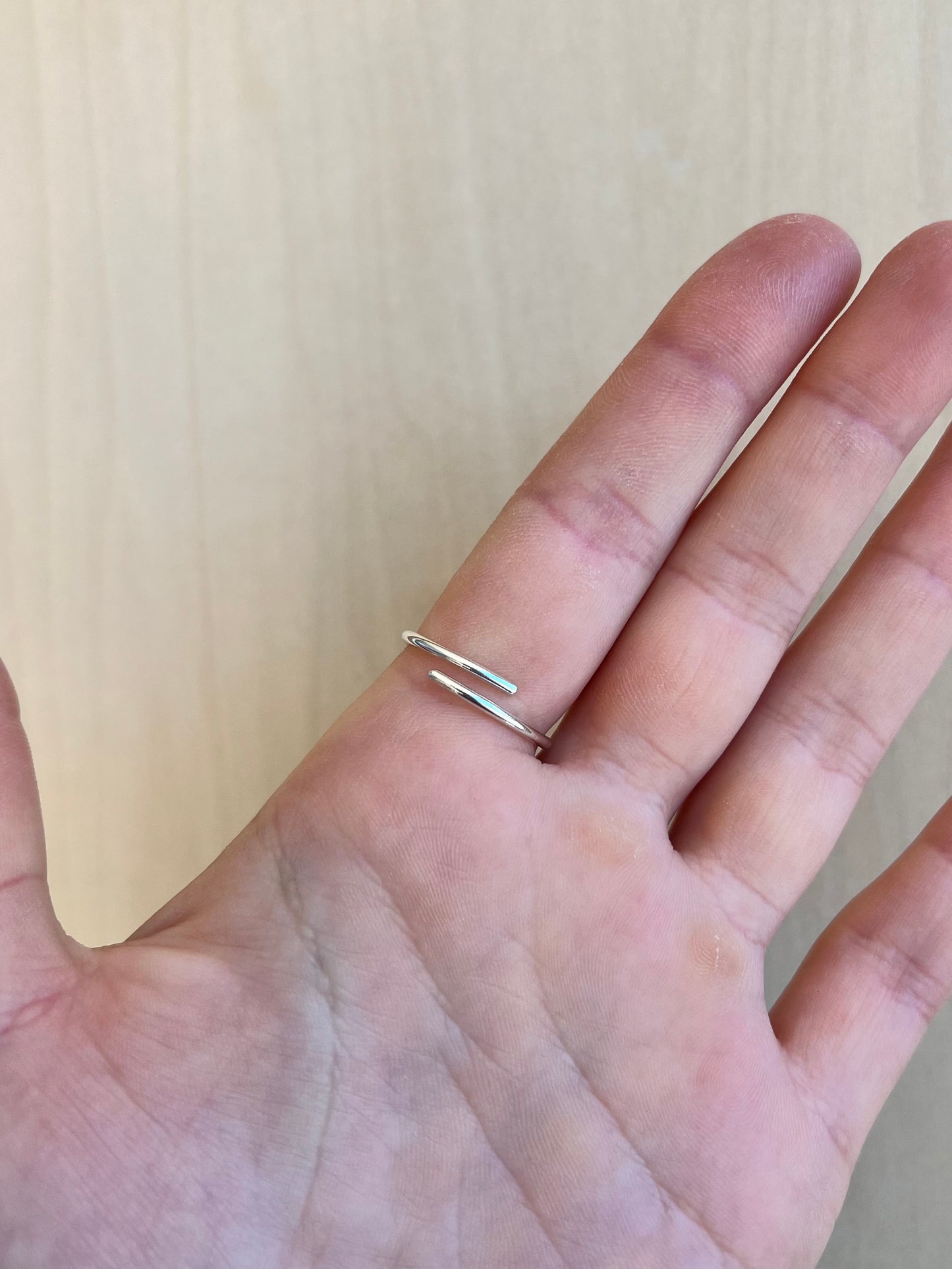 Silberring mit Hai-Motiv (größenverstellbar)