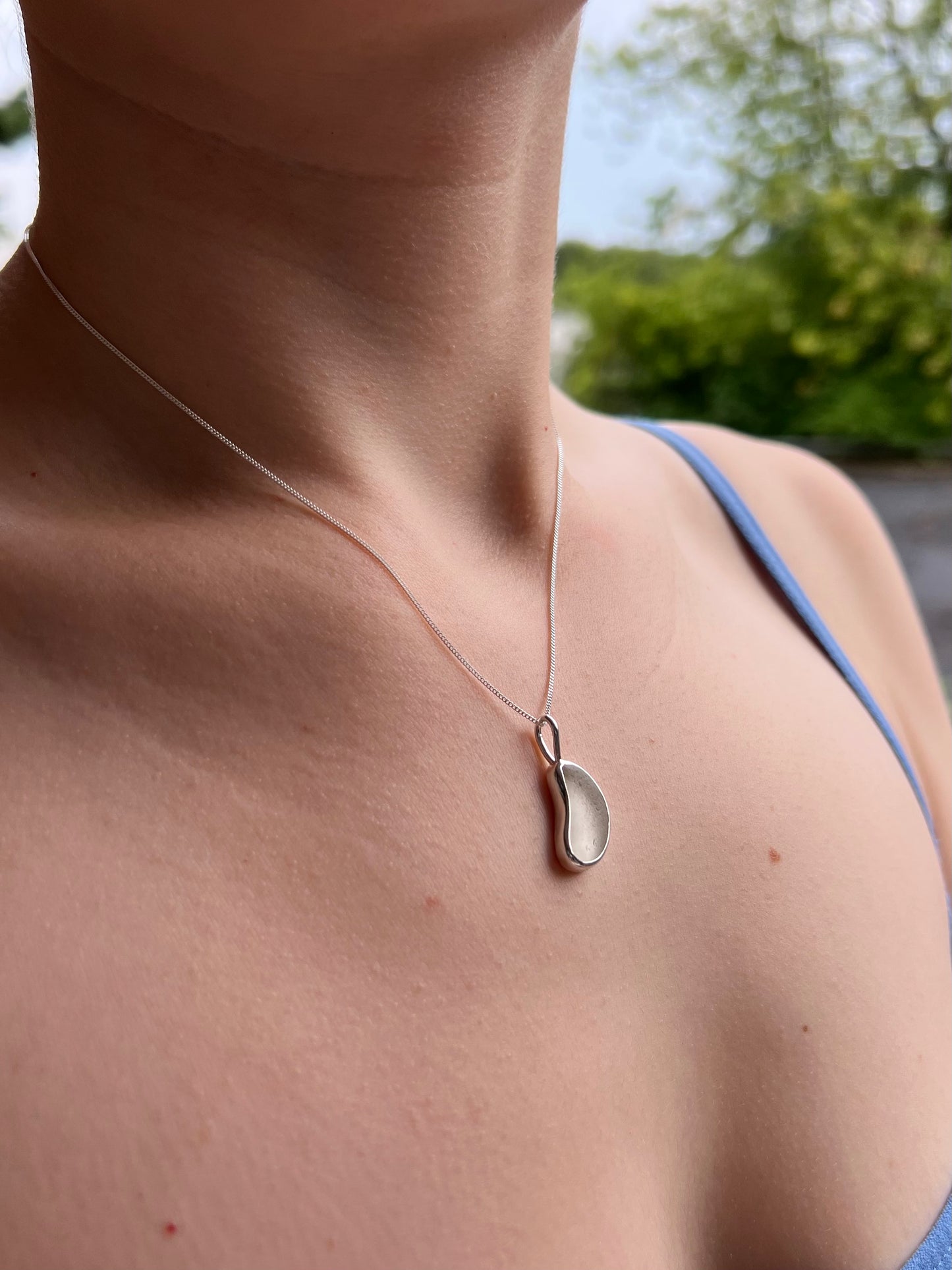 Weiße Meerglaskette aus Silber (mondförmig)