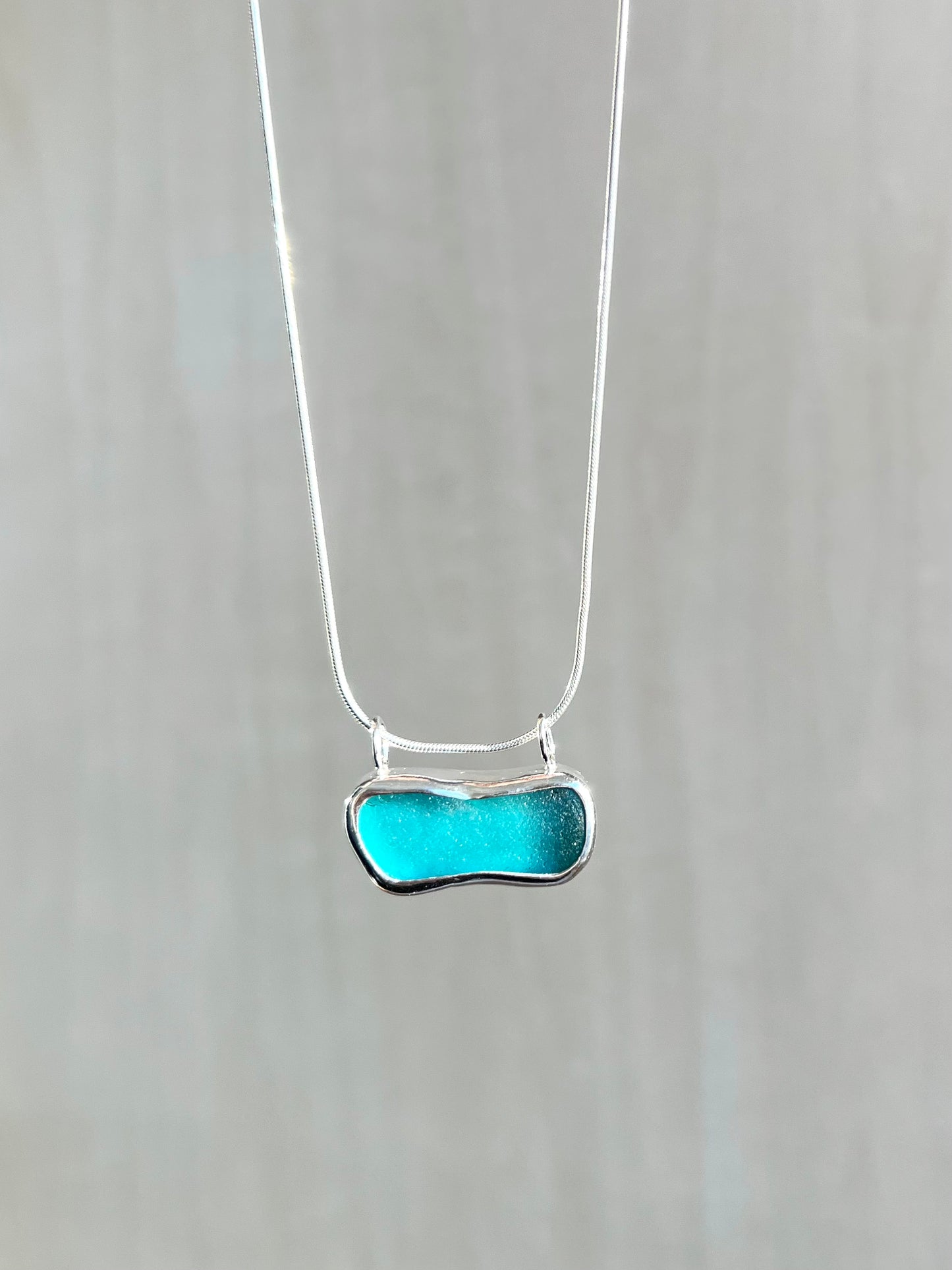 Hellblaue Meerglaskette mit Gravur "OCEAN"