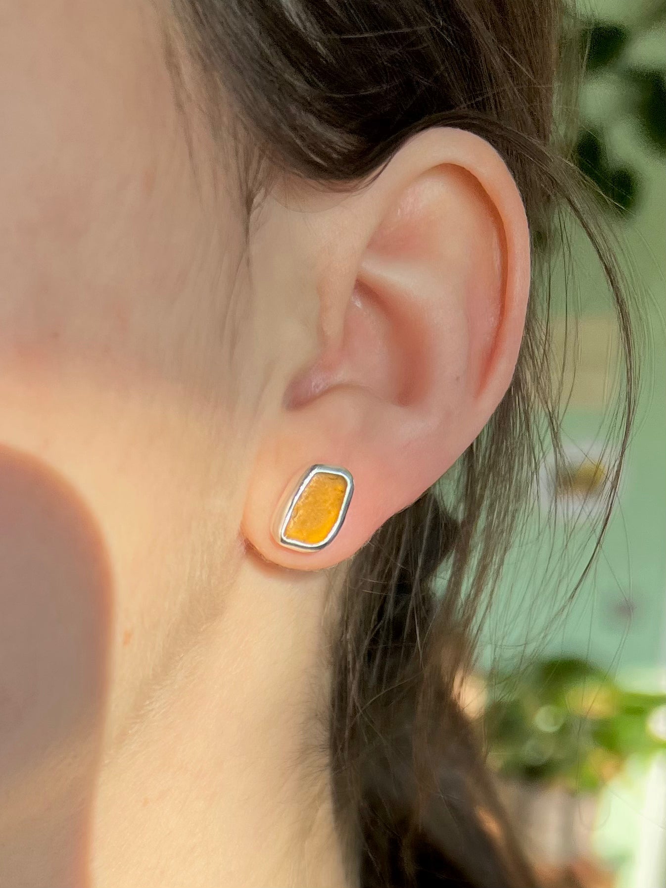 Braune Meerglas-Ohrstecker