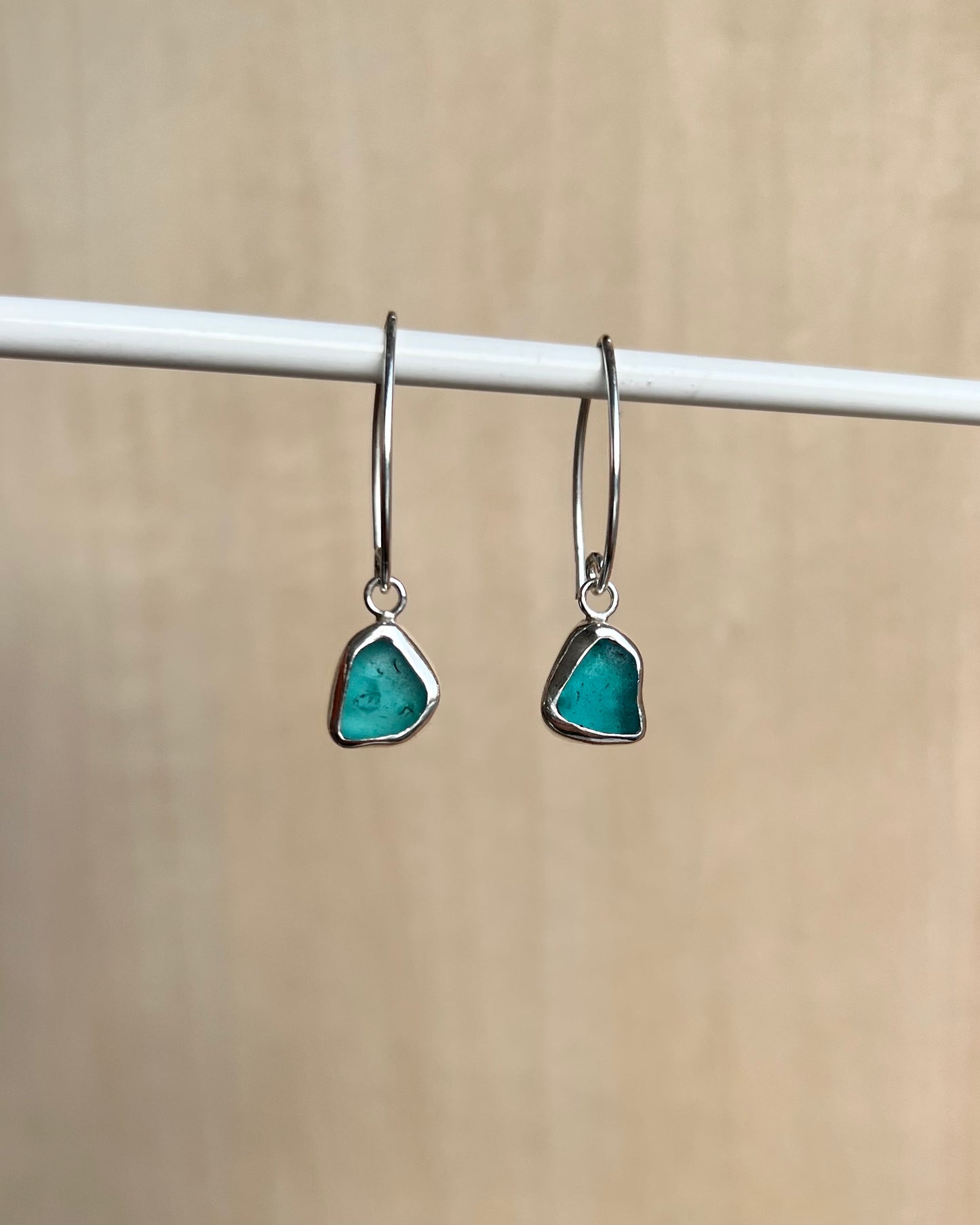 Hellblaue Meerglas-Ohrringe aus Silber