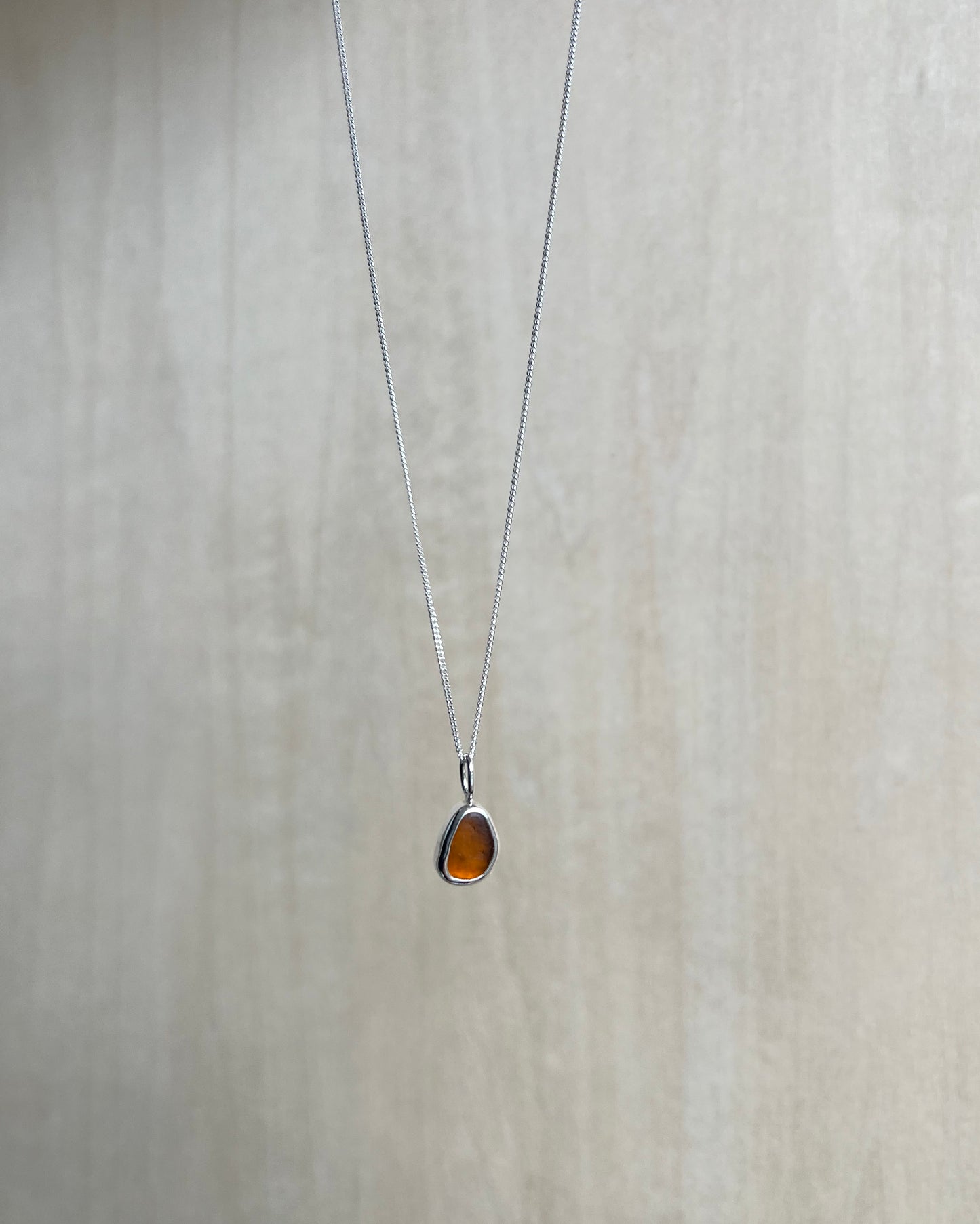 Braune zierliche Meerglaskette aus Silber