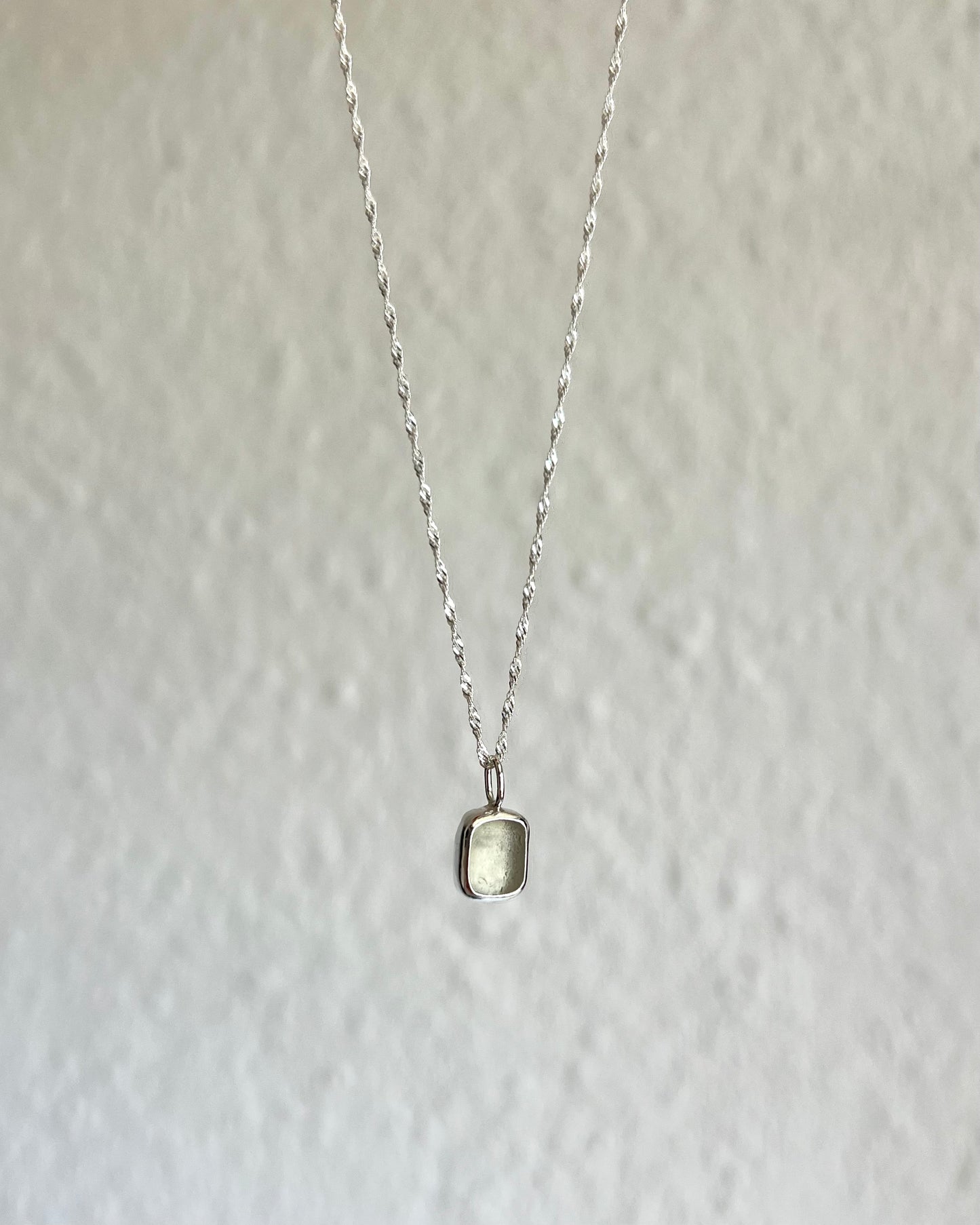 Weiße Meerglaskette aus Silber