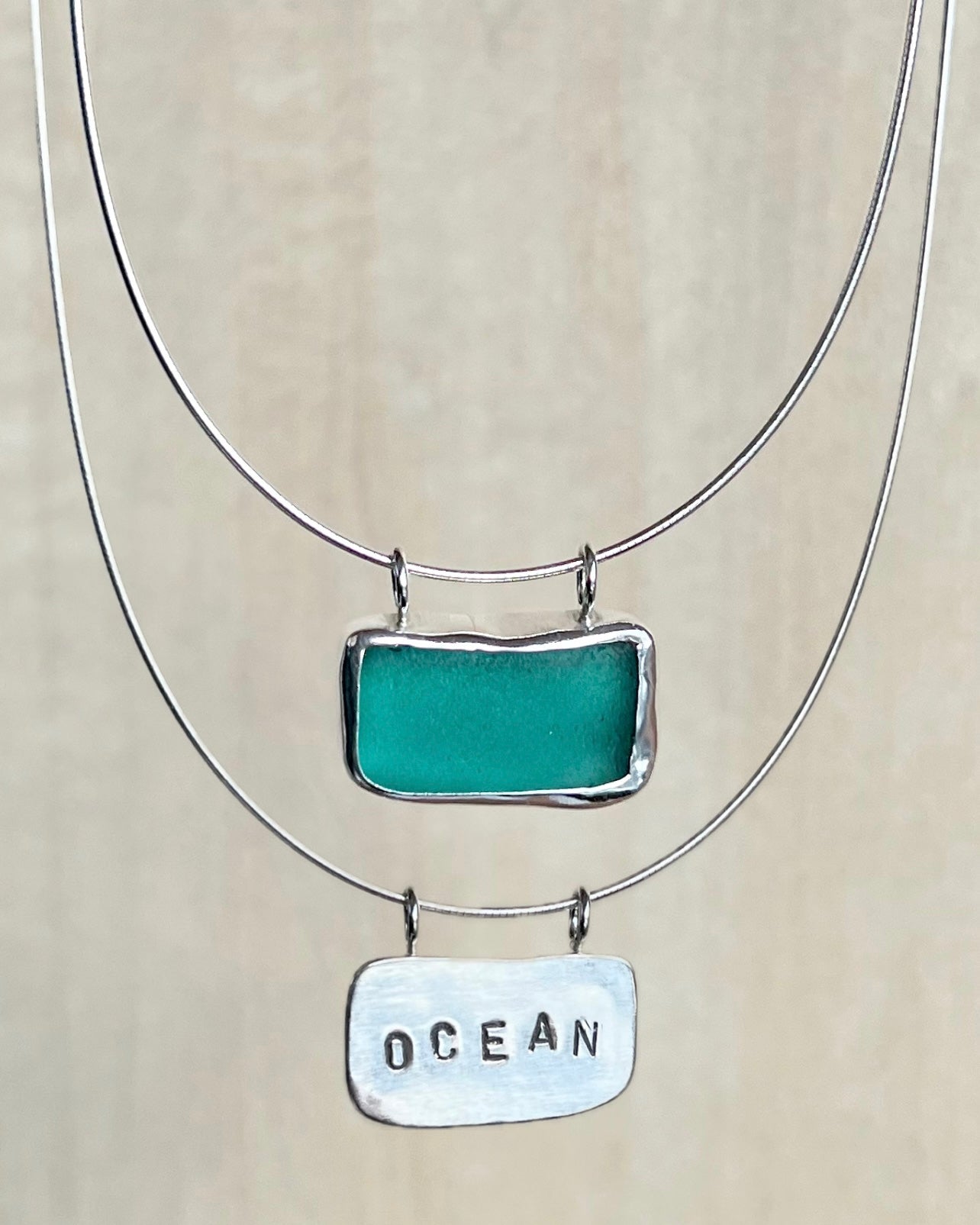 Grünblaue Meerglaskette aus Silber mit "OCEAN"-Gravur