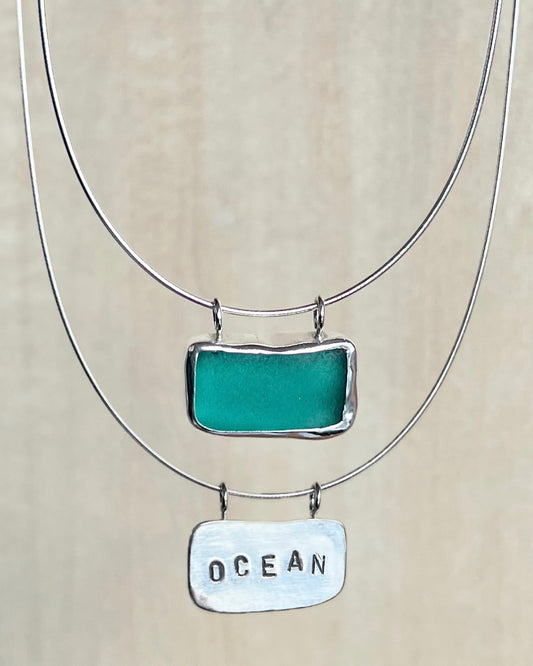 Grünblaue Meerglaskette aus Silber mit "OCEAN"-Gravur