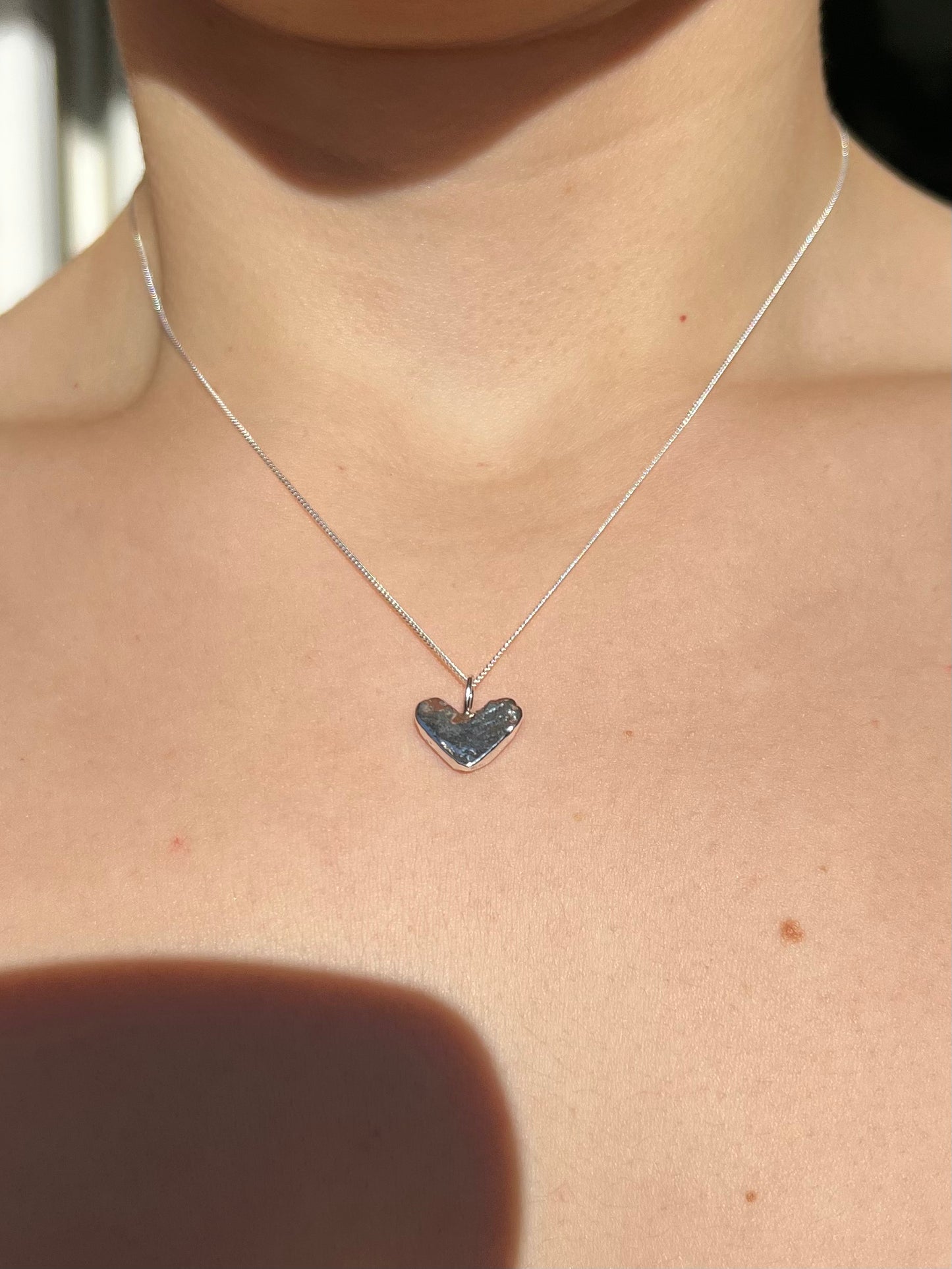 Herzkette aus recyceltem Silber geschmolzen