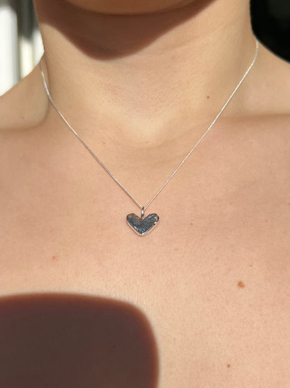 Herzkette aus recyceltem Silber geschmolzen