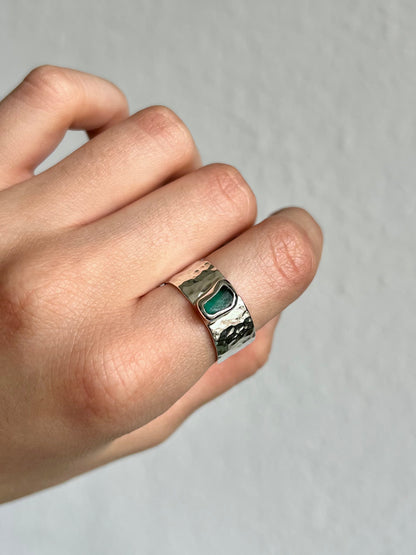 Gehämmerter Ring mit blaugrünem Meerglas (Größe 59-61)