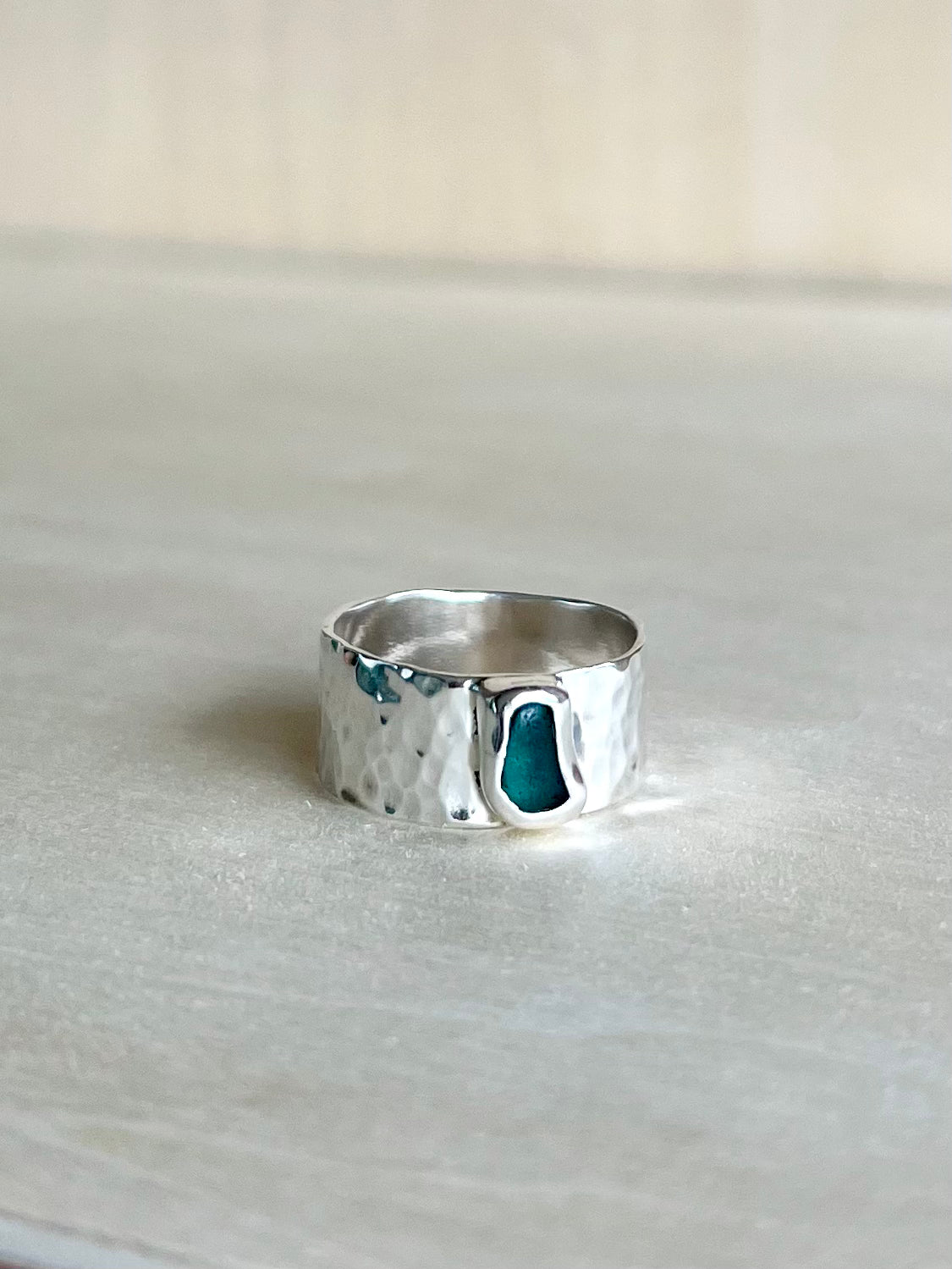 Gehämmerter Ring mit blaugrünem Meerglas (Größe 59-61)