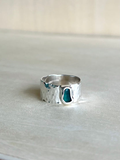 Gehämmerter Ring mit blaugrünem Meerglas (Größe 59-61)
