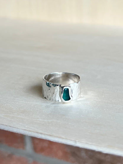 Gehämmerter Ring mit blaugrünem Meerglas (Größe 59-61)