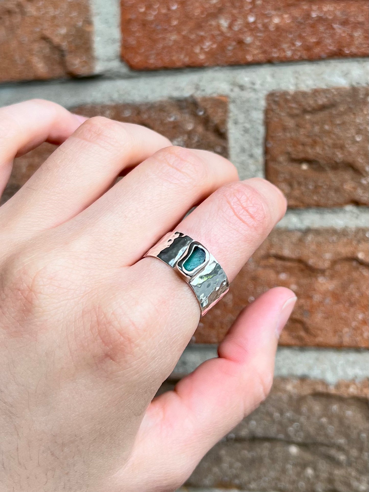 Gehämmerter Ring mit blaugrünem Meerglas (Größe 59-61)