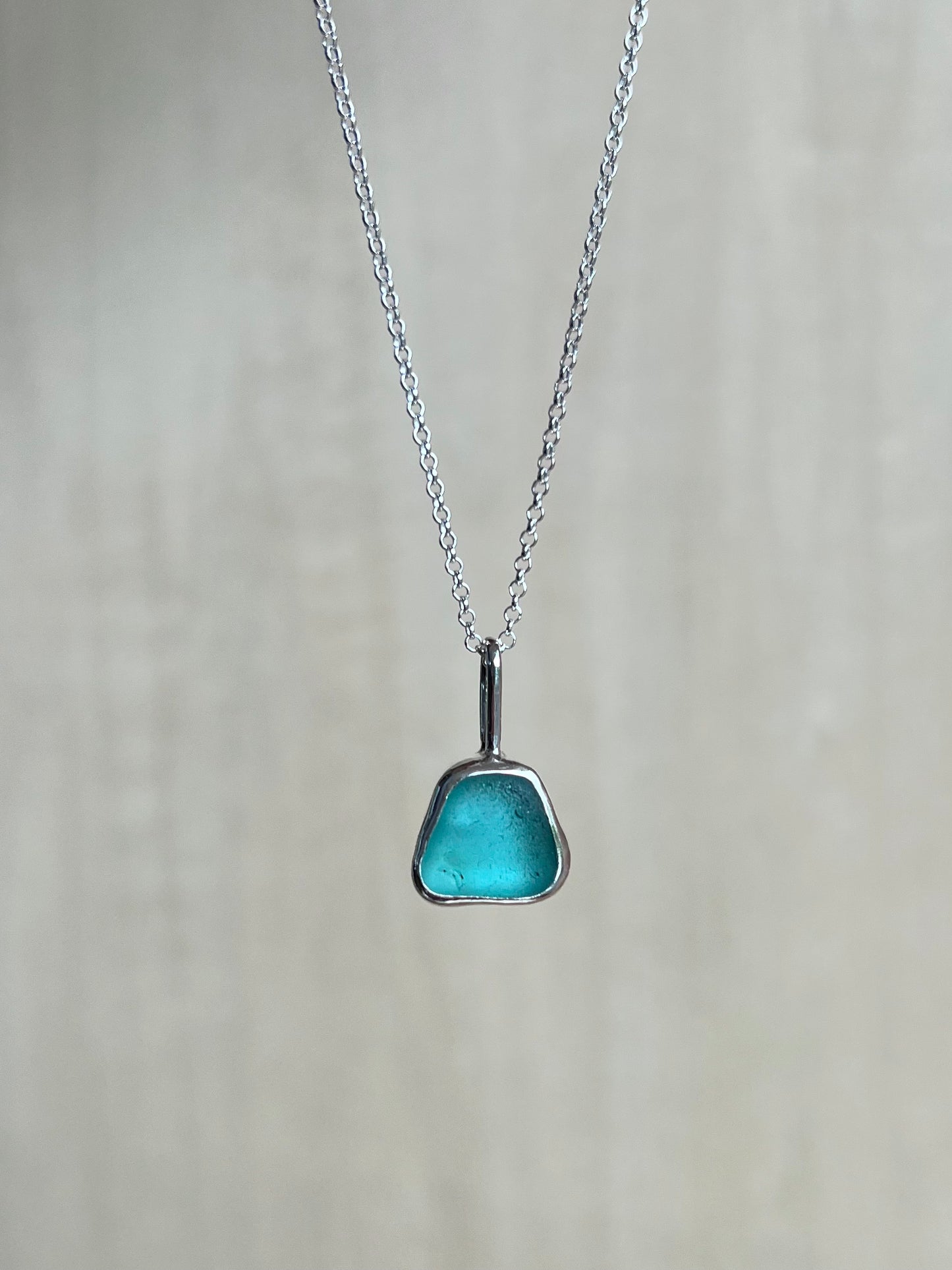 Hellblaue Meerglaskette aus Silber