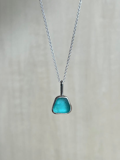 Hellblaue Meerglaskette aus Silber