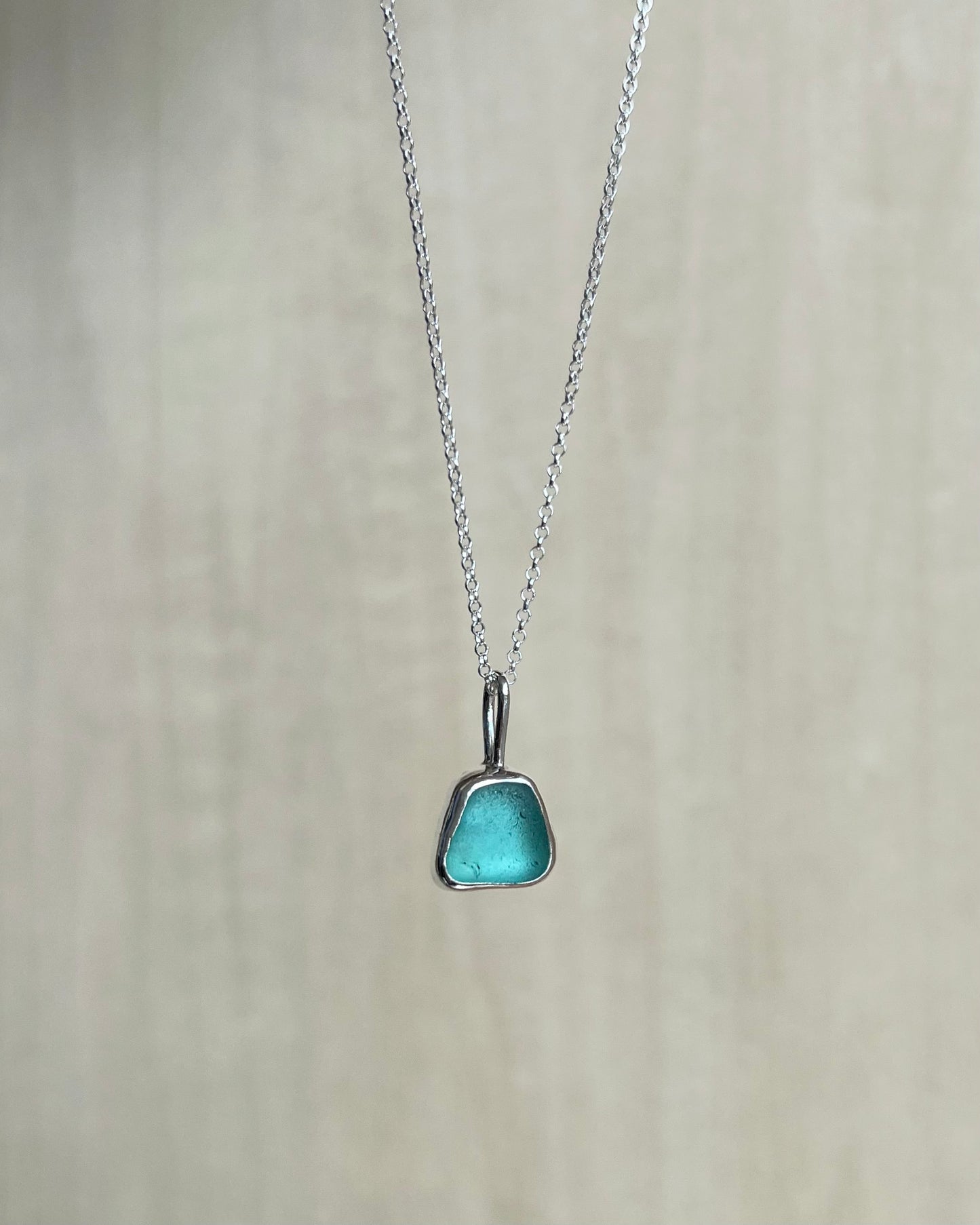 Hellblaue Meerglaskette aus Silber