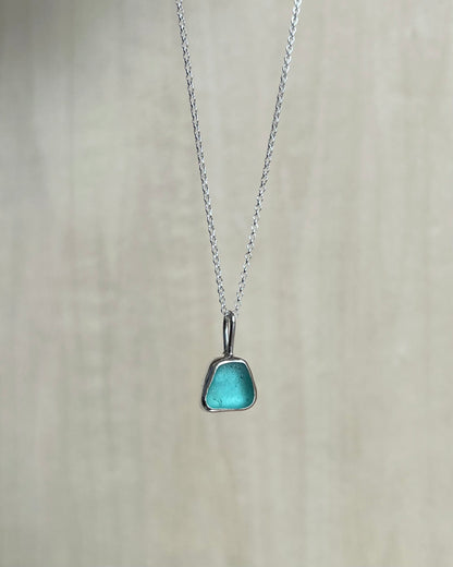 Hellblaue Meerglaskette aus Silber