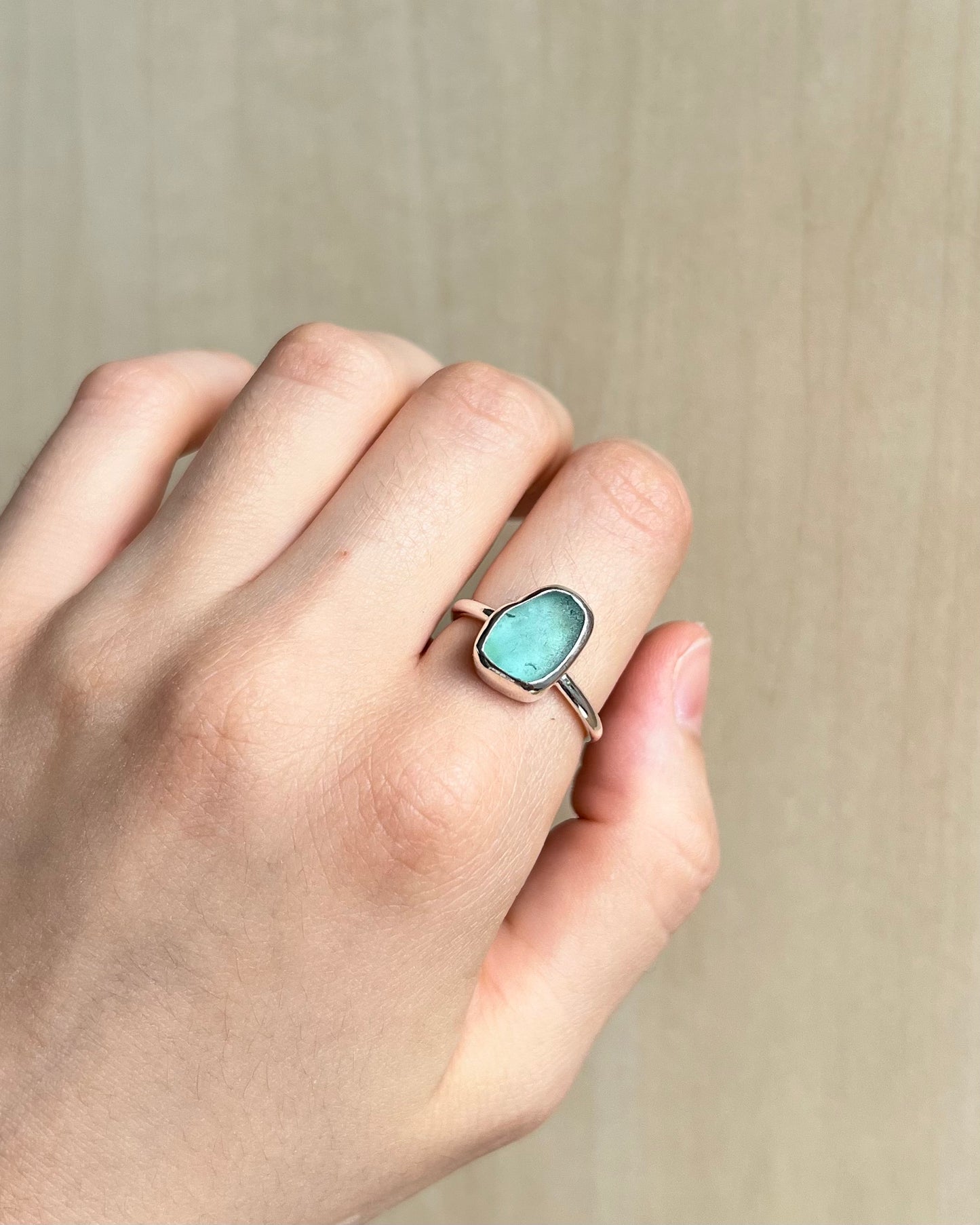 Hellblauer Meerglasring aus Silber