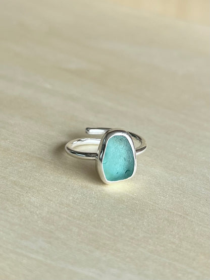 Hellblauer Meerglasring aus Silber