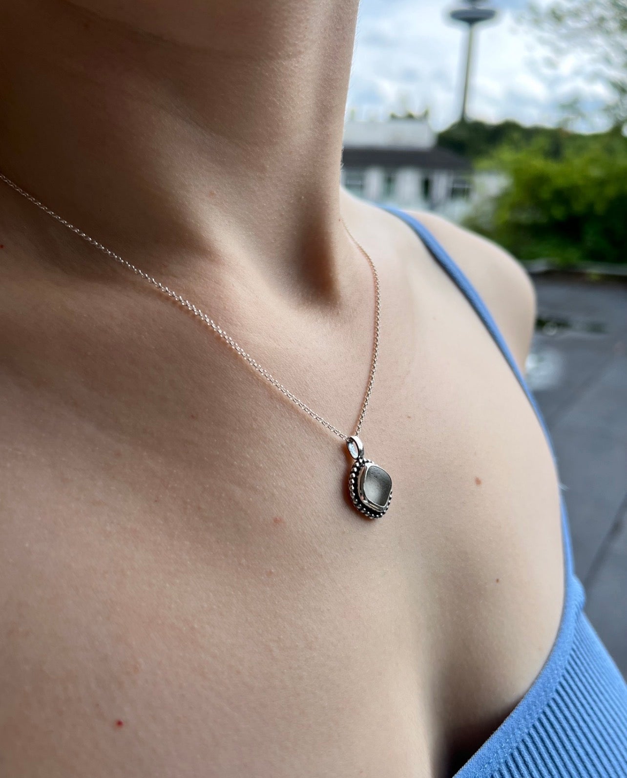 Weiße Meerglaskette aus Silber mit Verzierung