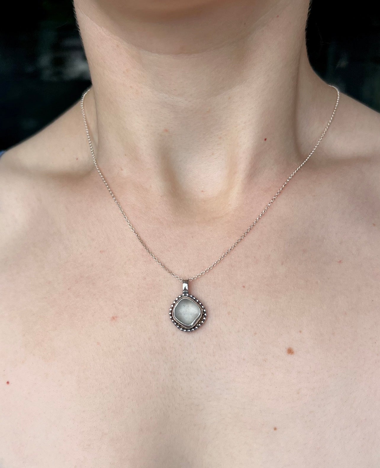 Weiße Meerglaskette aus Silber mit Verzierung