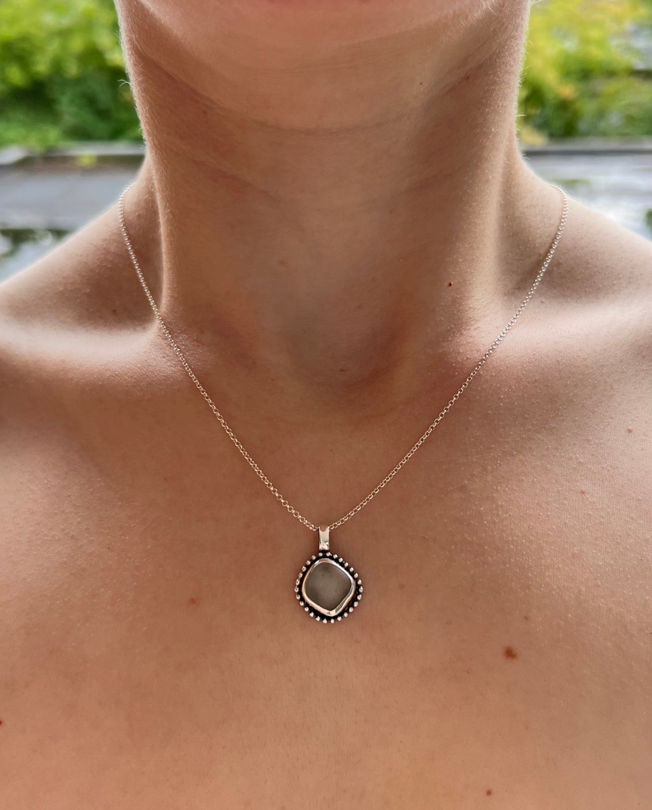 Weiße Meerglaskette aus Silber mit Verzierung
