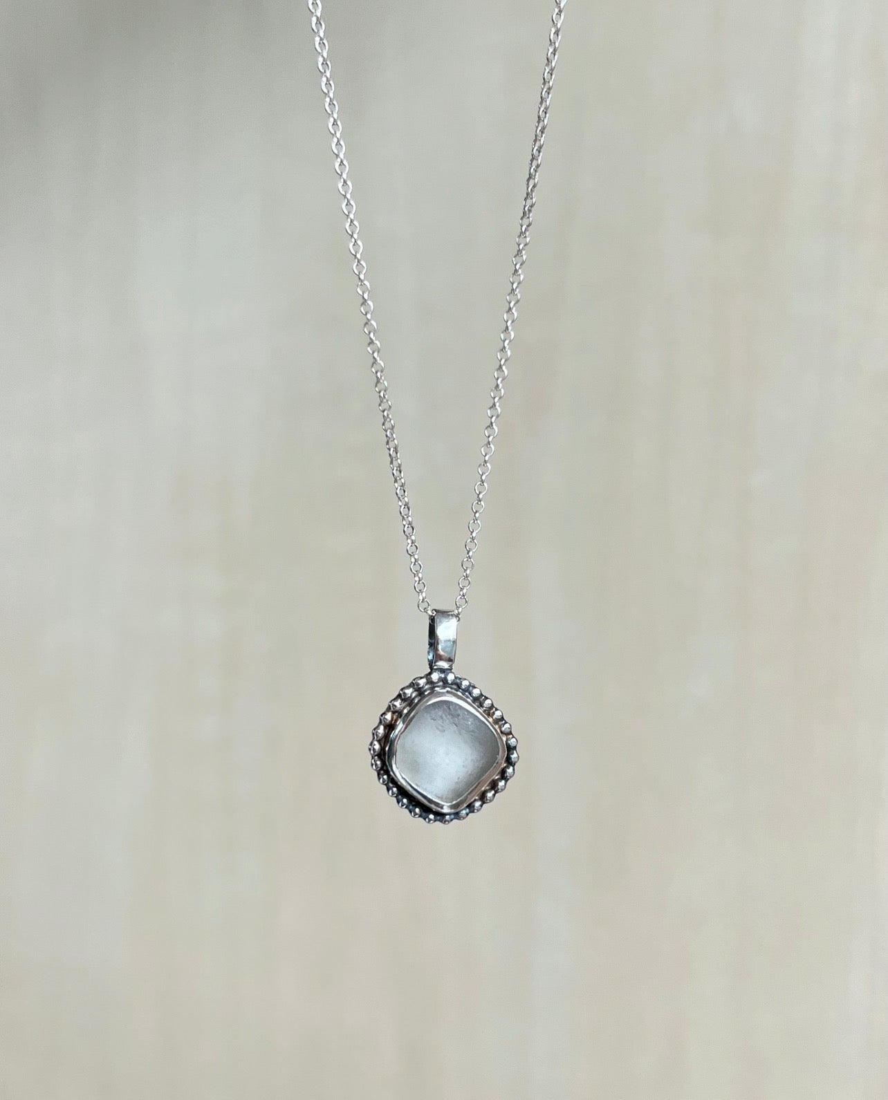 Weiße Meerglaskette aus Silber mit Verzierung