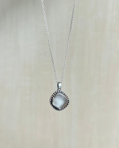 Weiße Meerglaskette aus Silber mit Verzierung