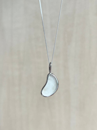 Weiße Meerglaskette aus Silber (mondförmig)