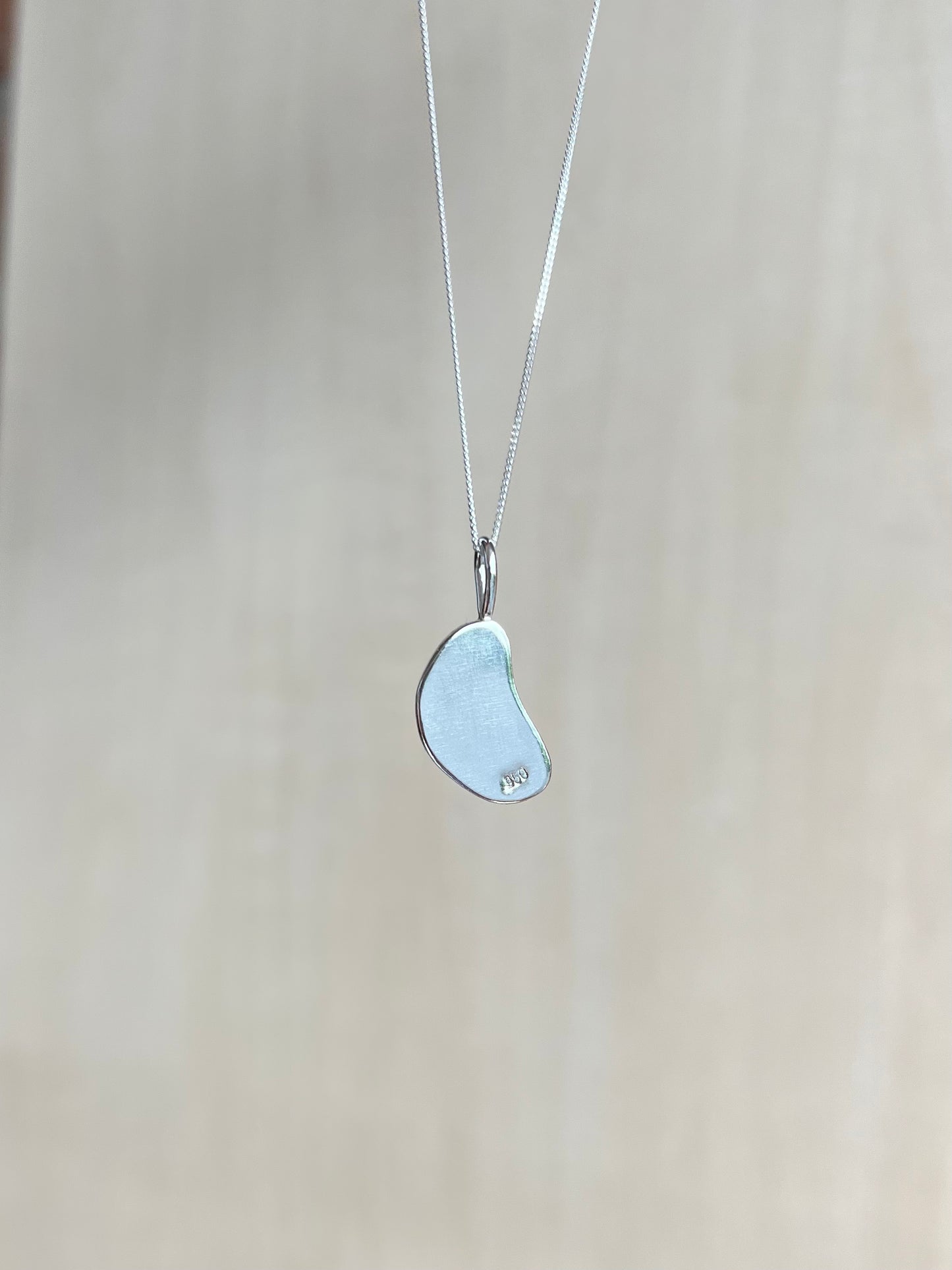 Weiße Meerglaskette aus Silber (mondförmig)