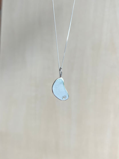 Weiße Meerglaskette aus Silber (mondförmig)