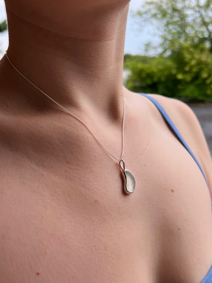 Weiße Meerglaskette aus Silber (mondförmig)