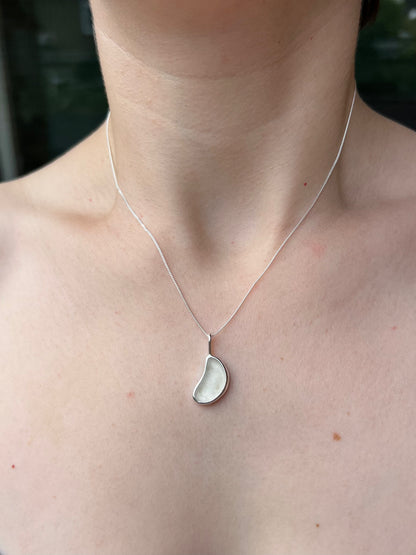 Weiße Meerglaskette aus Silber (mondförmig)