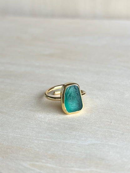 Blaugrüner Meerglasring aus Messing (größenverstellbar)