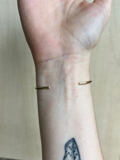 Kaurimuschel Armspange aus Messing