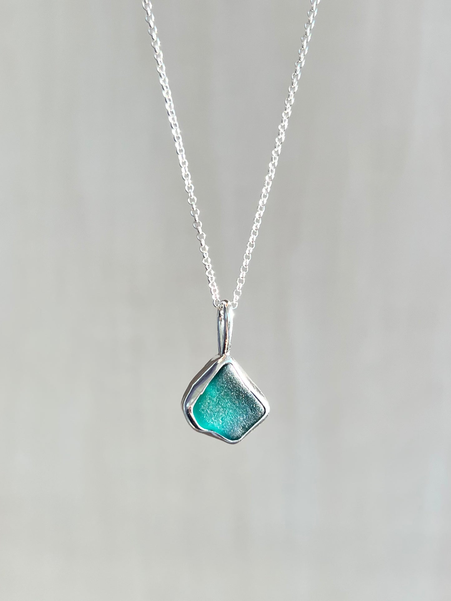 Petrolfarbene Meerglaskette