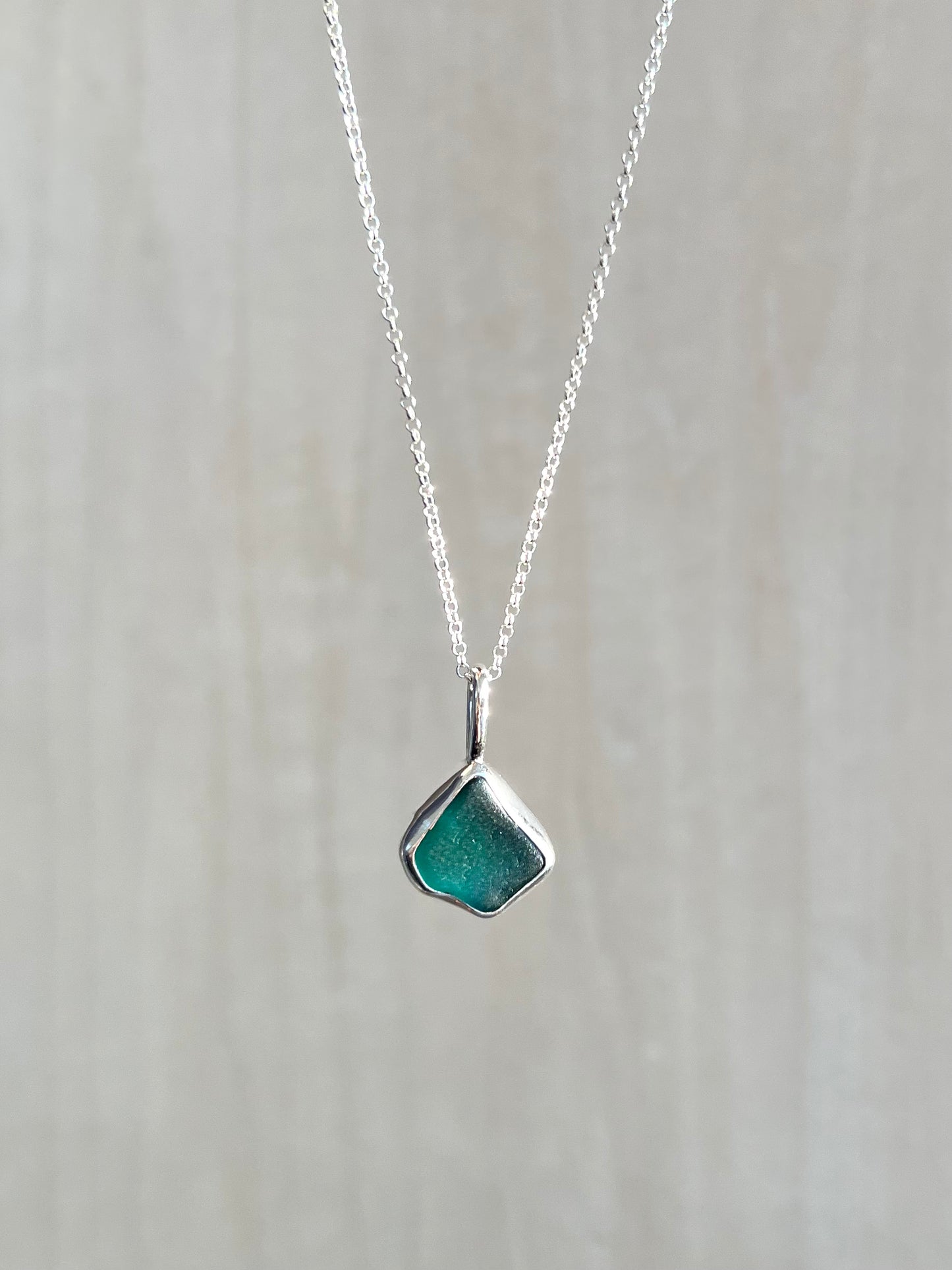 Petrolfarbene Meerglaskette