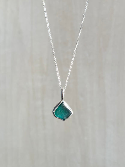 Petrolfarbene Meerglaskette