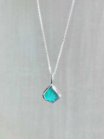 Petrolfarbene Meerglaskette