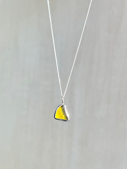 Ockergelbe/-grüne Meerglaskette