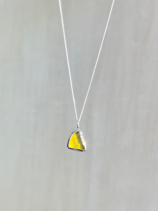 Ockergelbe/-grüne Meerglaskette