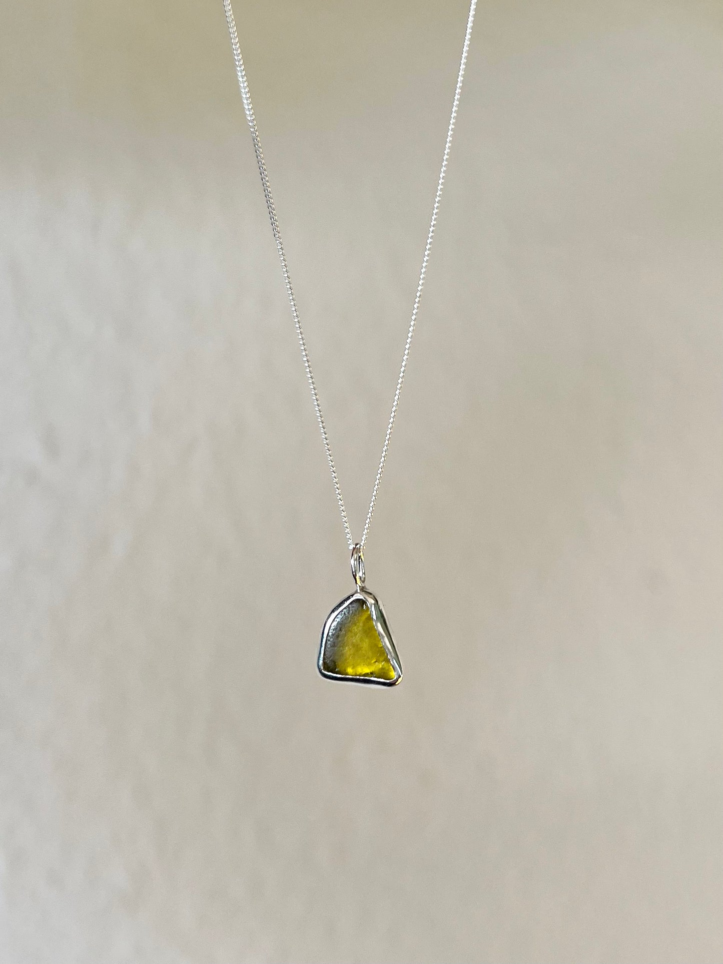 Ockergelbe/-grüne Meerglaskette