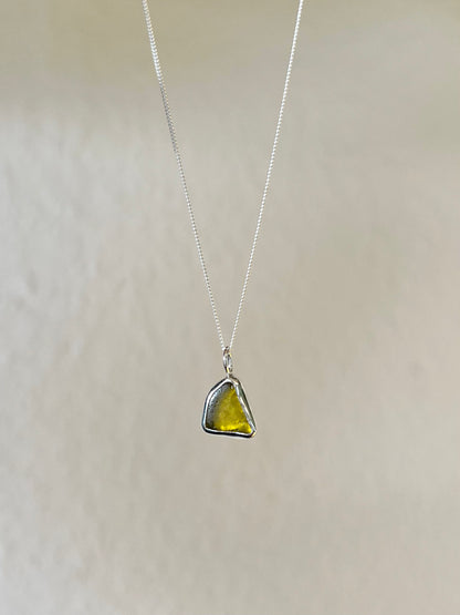 Ockergelbe/-grüne Meerglaskette