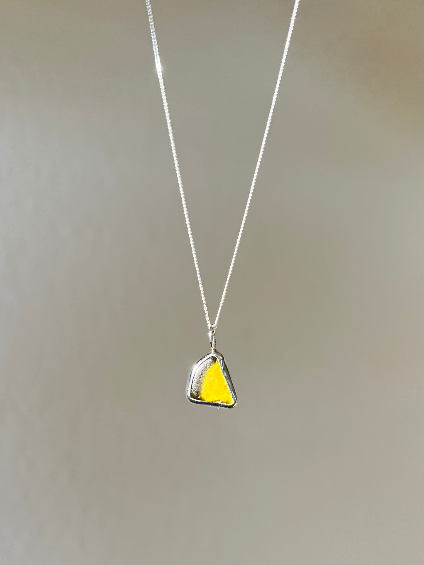 Ockergelbe/-grüne Meerglaskette