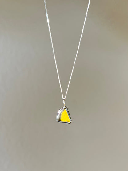 Ockergelbe/-grüne Meerglaskette