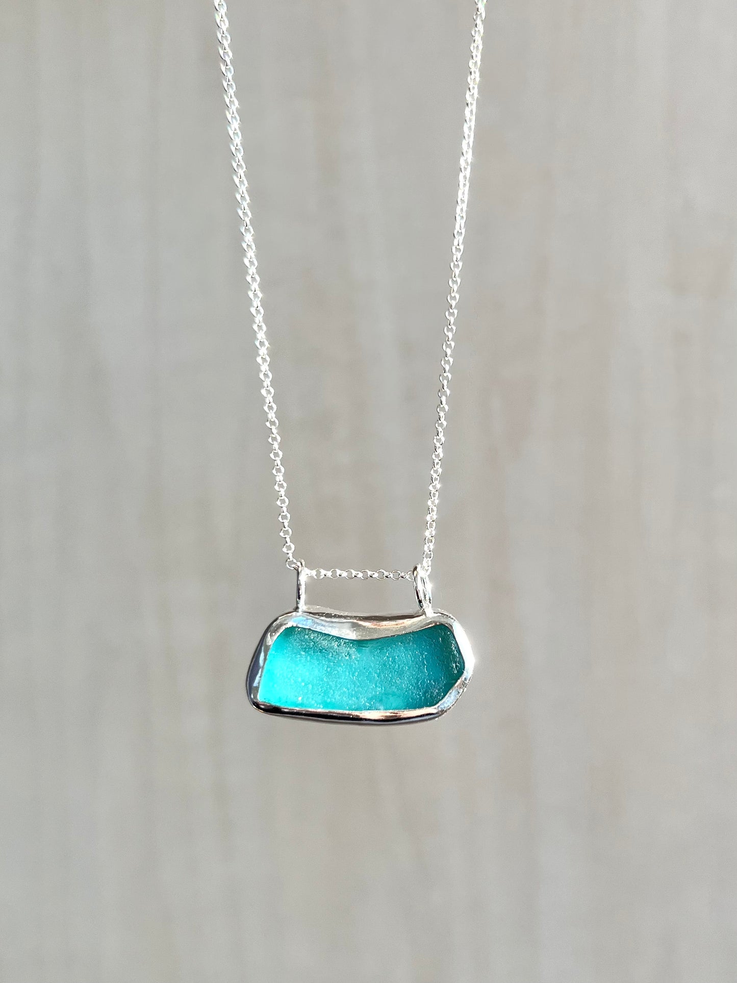 Hellblaue Meerglaskette mit Gravur "OCEAN"