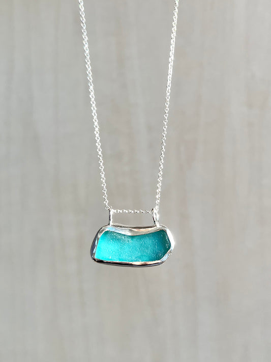 Hellblaue Meerglaskette mit Gravur "OCEAN"