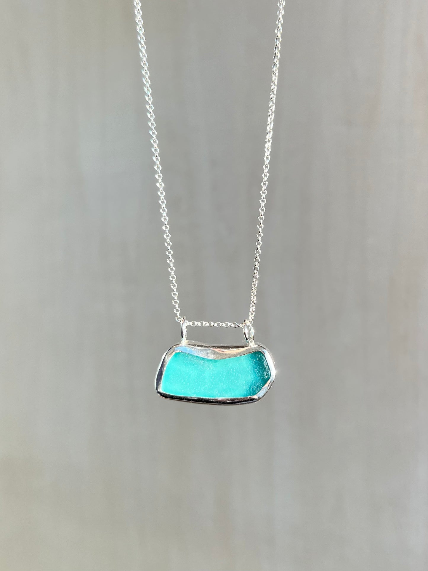 Hellblaue Meerglaskette mit Gravur "OCEAN"