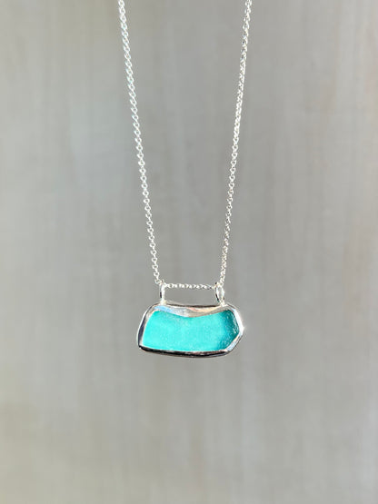 Hellblaue Meerglaskette mit Gravur "OCEAN"