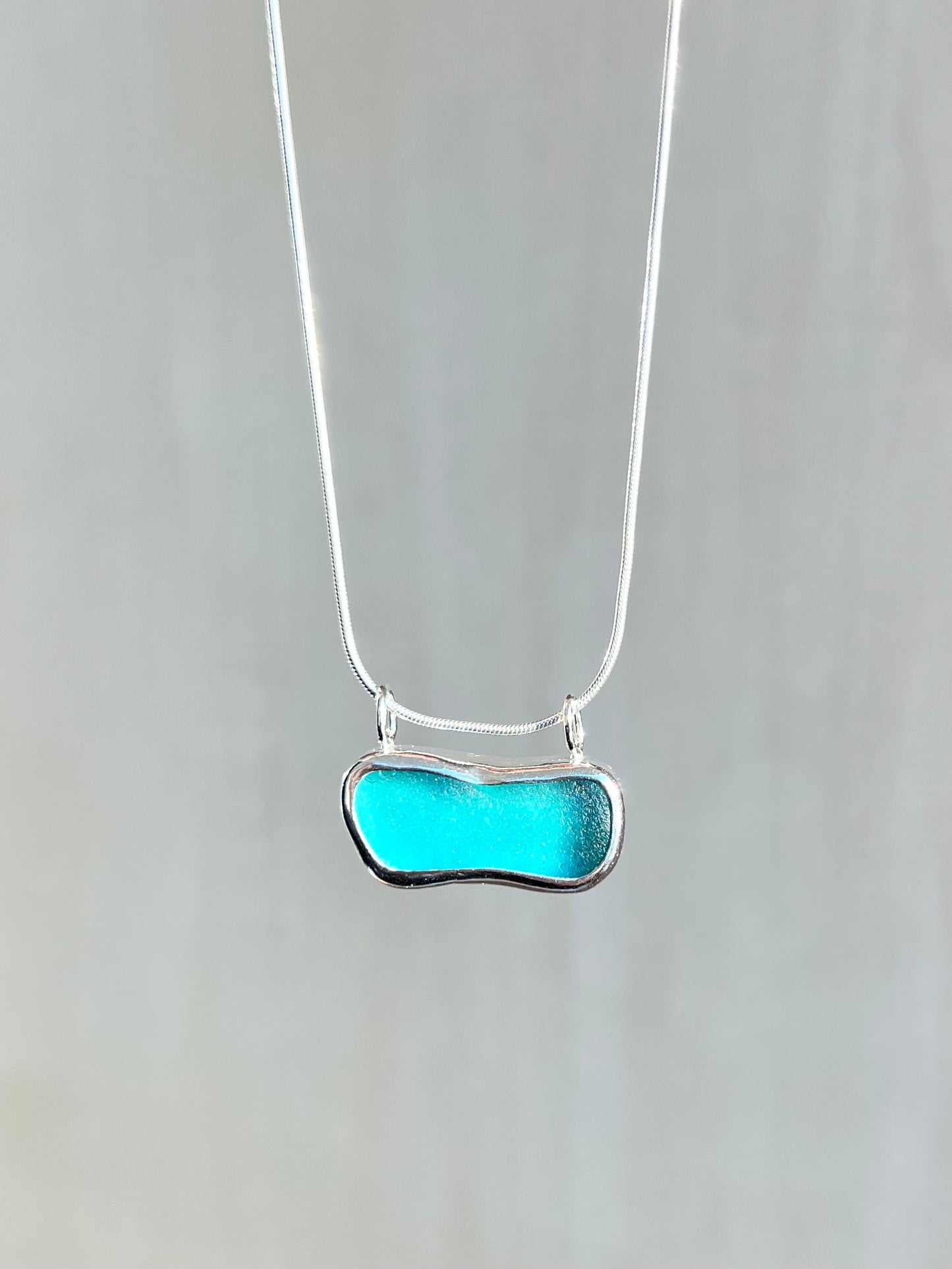 Hellblaue Meerglaskette mit Gravur "OCEAN"