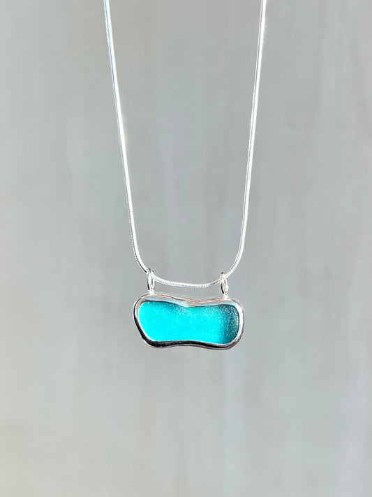 Hellblaue Meerglaskette mit Gravur "OCEAN"